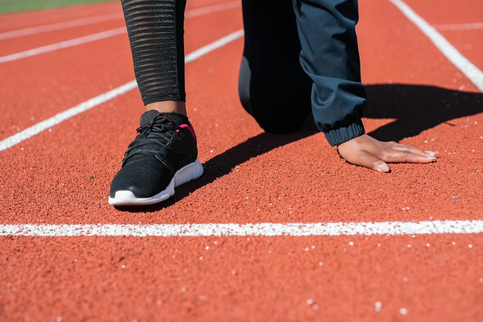 Juoksija valmistautuu 5 km juoksutestiin urheilukentällä