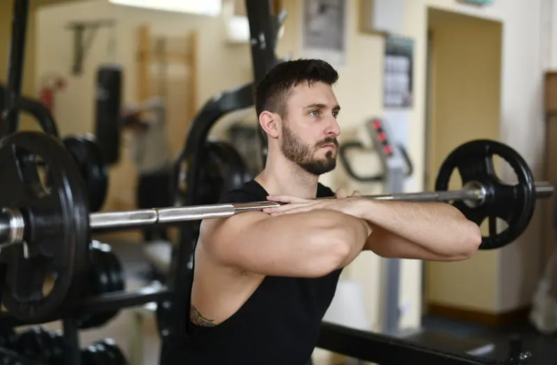 Sauvan käyttö kyykyssä – Front squat vs. back squat