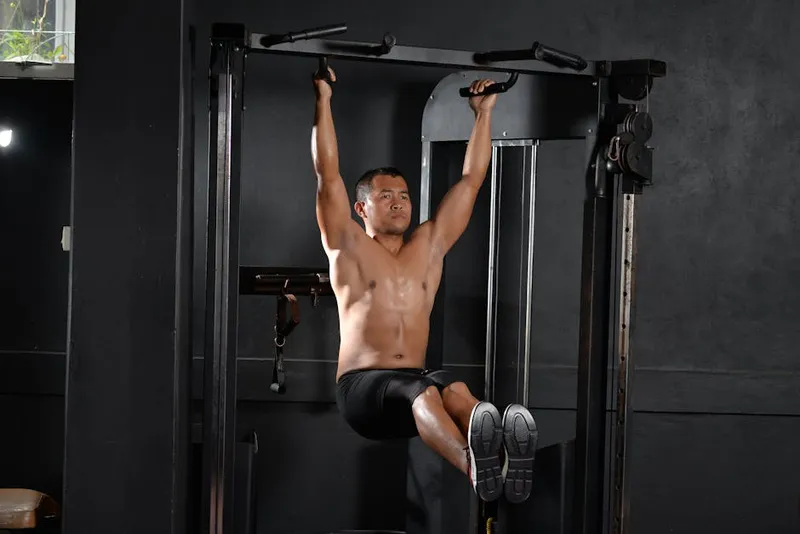 Leuanveto opas – Näin opit vetämään leuan tangon yli