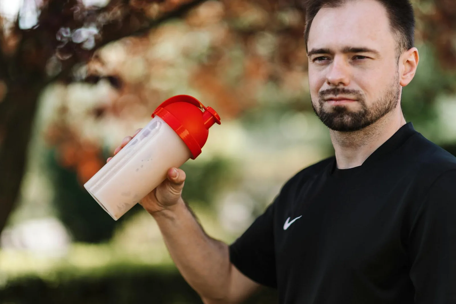 Proteiinijauhe ja shaker treenaajan lisäravinnevalinnan taustalla