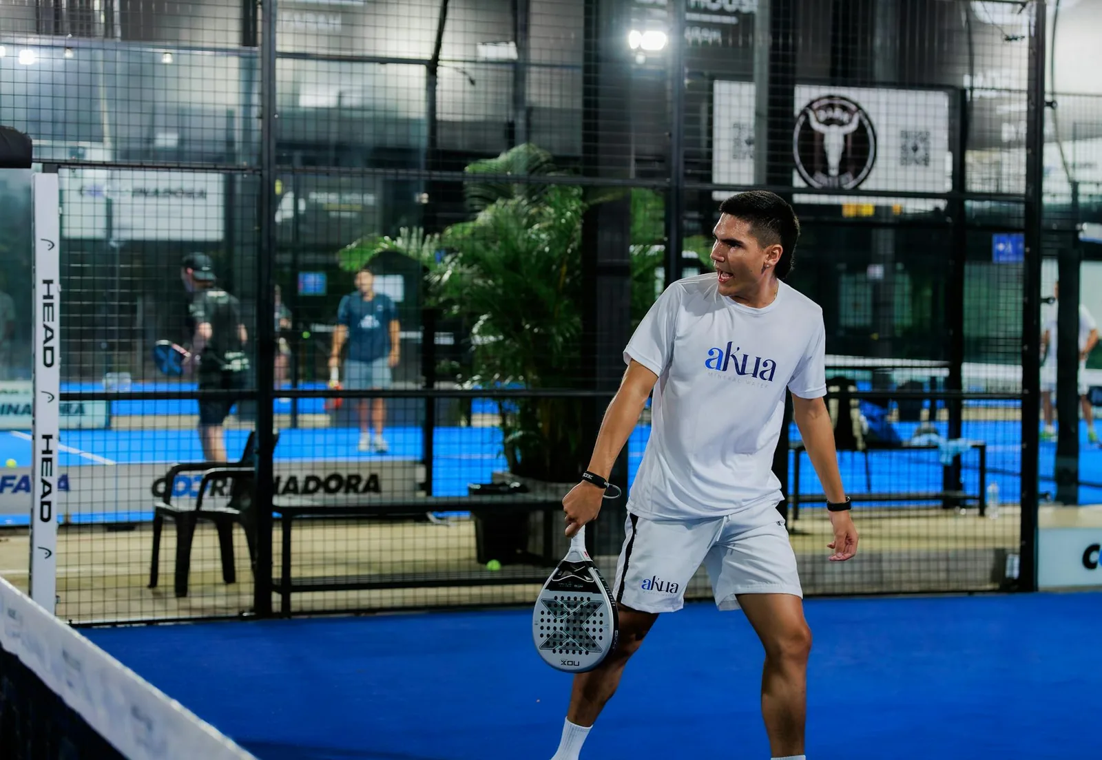 Padelpari verkkoasemassa sisäkentällä