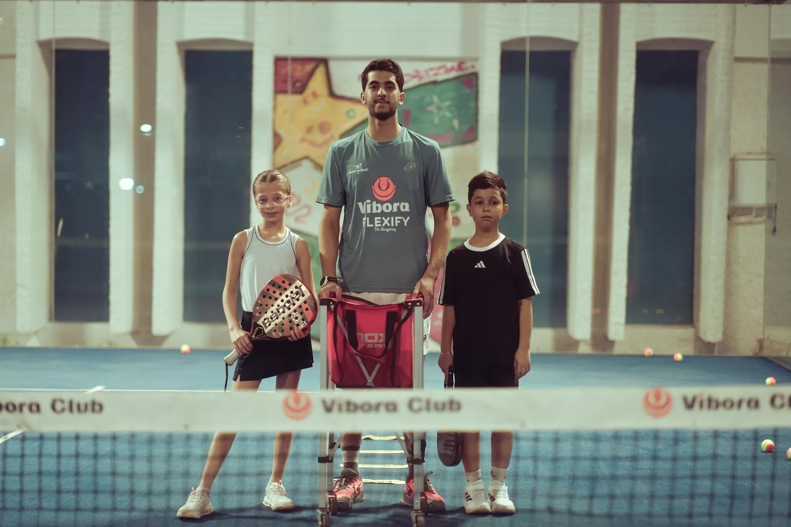 Padelvalmentaja ohjaa joukkuetta taktiikassa