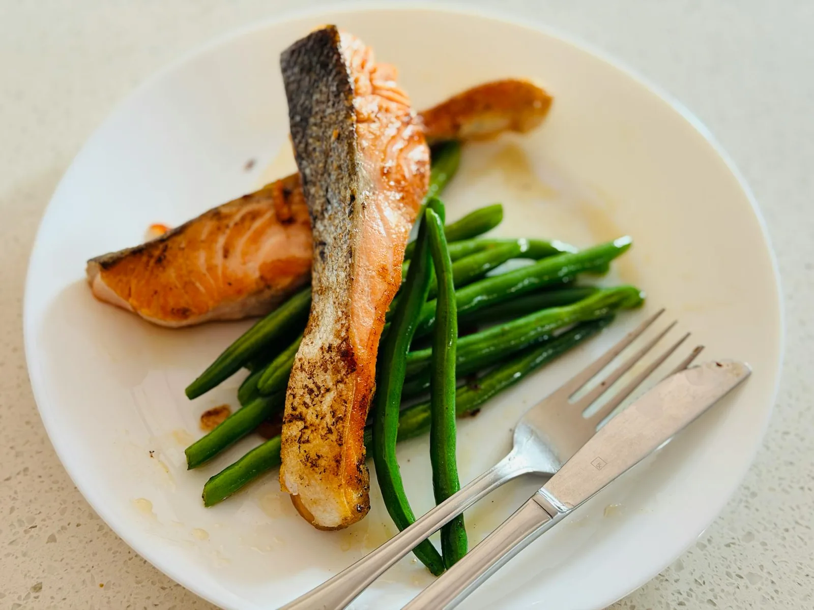 Proteiinipitoinen ruokavalio toimii parhaiten silloin, kun lähteitä vaihdellaan eikä joka ateria ole sama kuivaksi paistettu kompromissi.