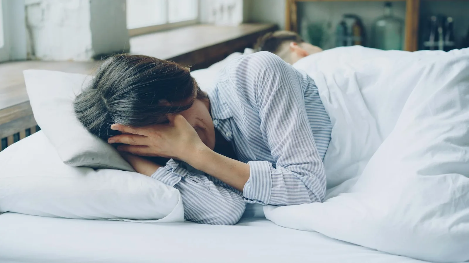 Jos yö menee pyöriessä, pelkkä lisäravinne ei usein auta yhtä paljon kuin iltasyömisen, kofeiinin ja rytmin siistiminen.