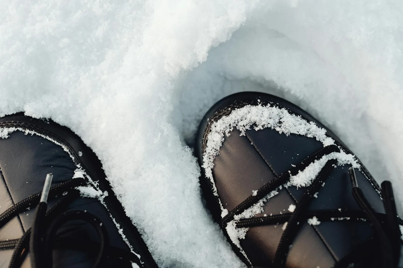 Talvijuoksukengän pito ratkaisee, uskallatko pitää askeleen rennon lyhyenä lumella ja jäällä