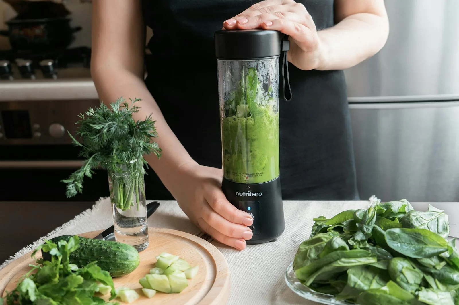 Vihreän smoothien ainekset blenderissä keittiössä