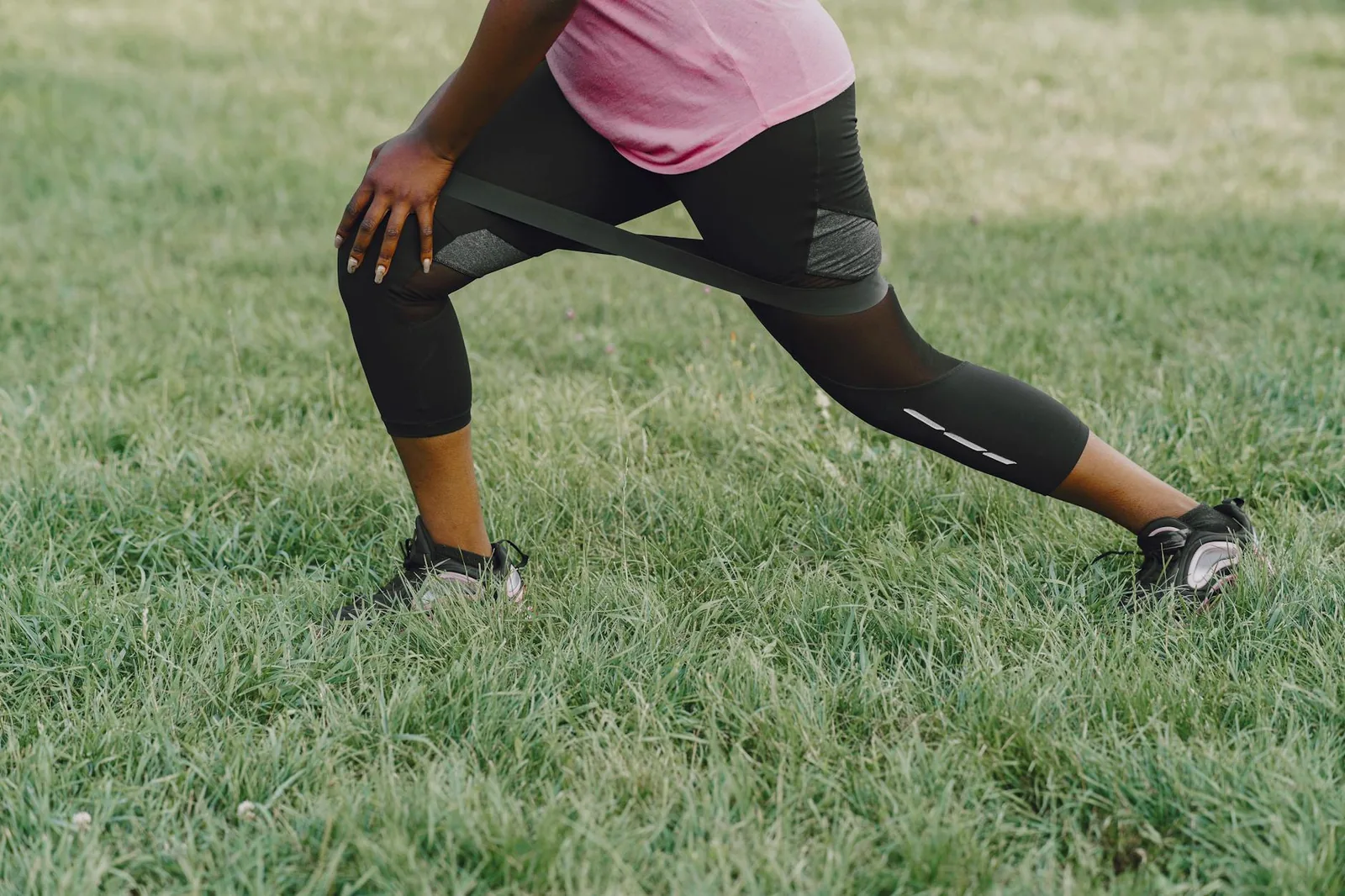 Urheilija harjoittelee polven hallintaa yhden jalan liikkeessä
